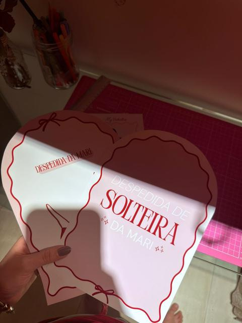 Placa de despedida de solteira em papel recortado