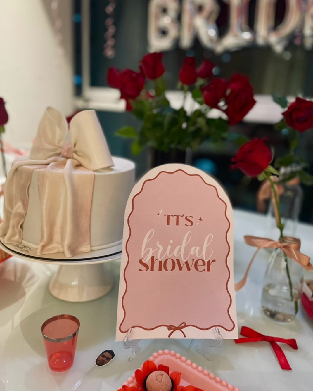 Placa Bridal Shower ao lado de macarons