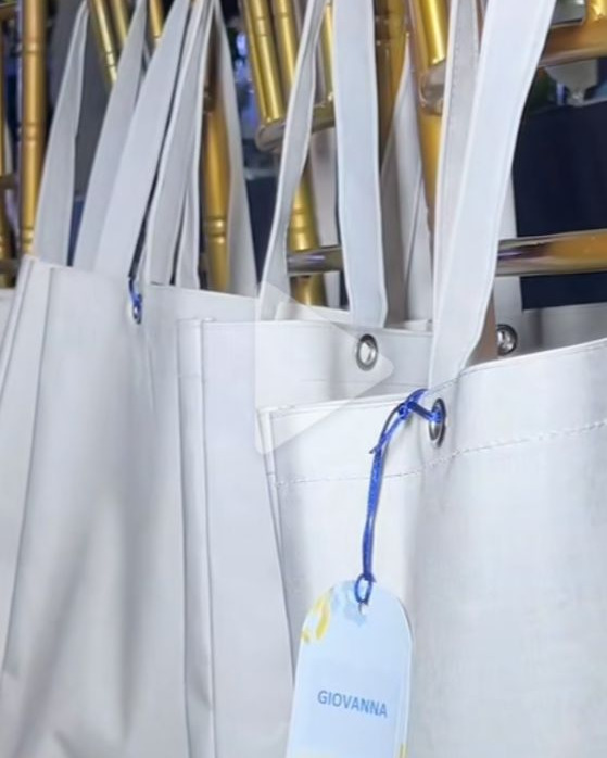 Tags nominais amarradas nas sacolas dos convidados